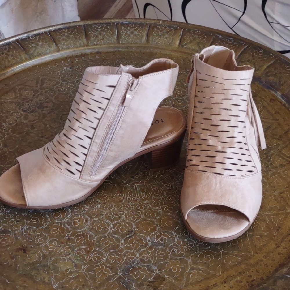 Women's Beige Cutout Peep-Toe Block Heel Sandals